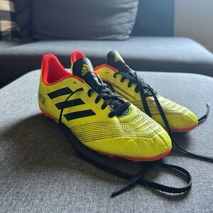 Boys Adidas Predator Soccer Cleats size 4